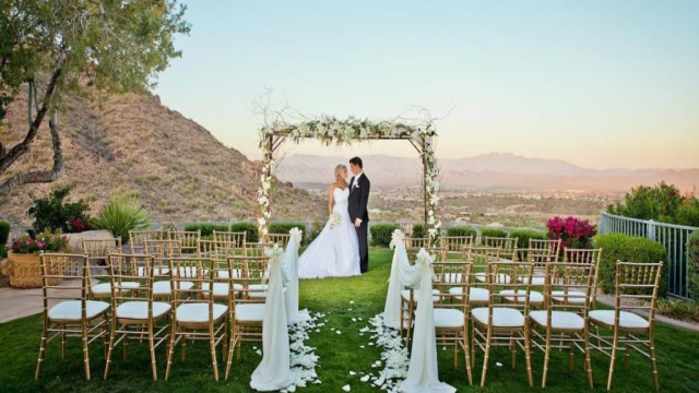 Inspirasi Gaun Pengantin Outdoor Terbaik yang Bisa Kamu Coba